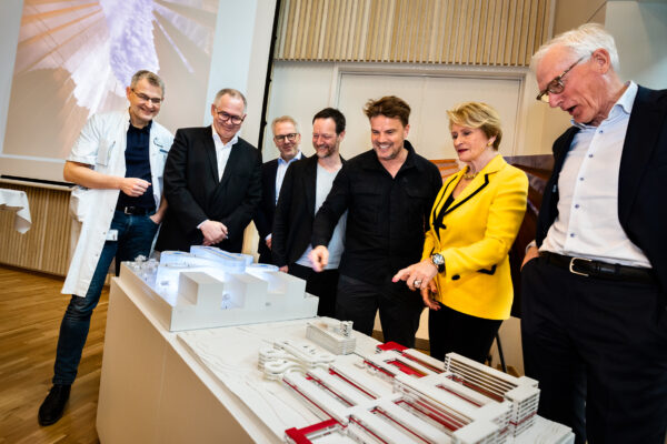 At the presentation of the project, a group of people from Aarhus University Hospital, Bjarke Ingels Group (BIG) and the Foundation of Købmand Herman Salling gathered around a project model for the future building (photo: Tonny Foghmar).
